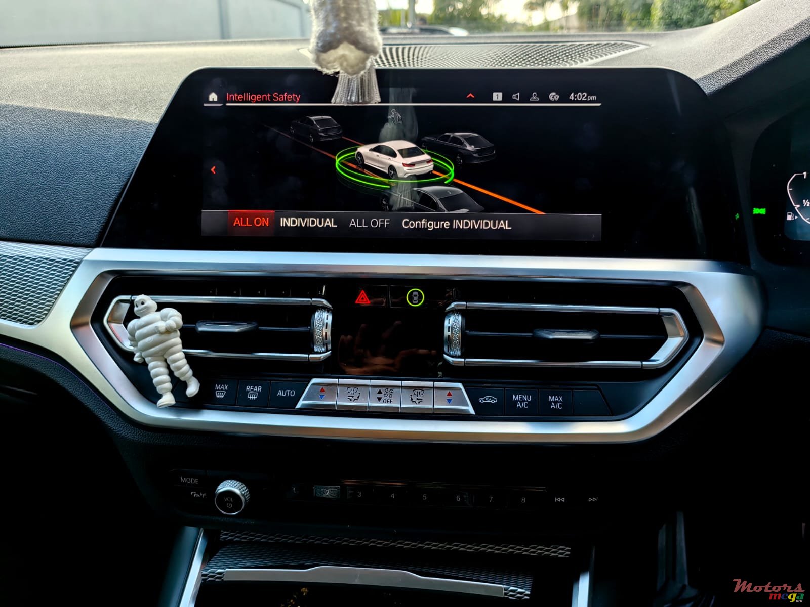 2021' BMW 330 photo #7