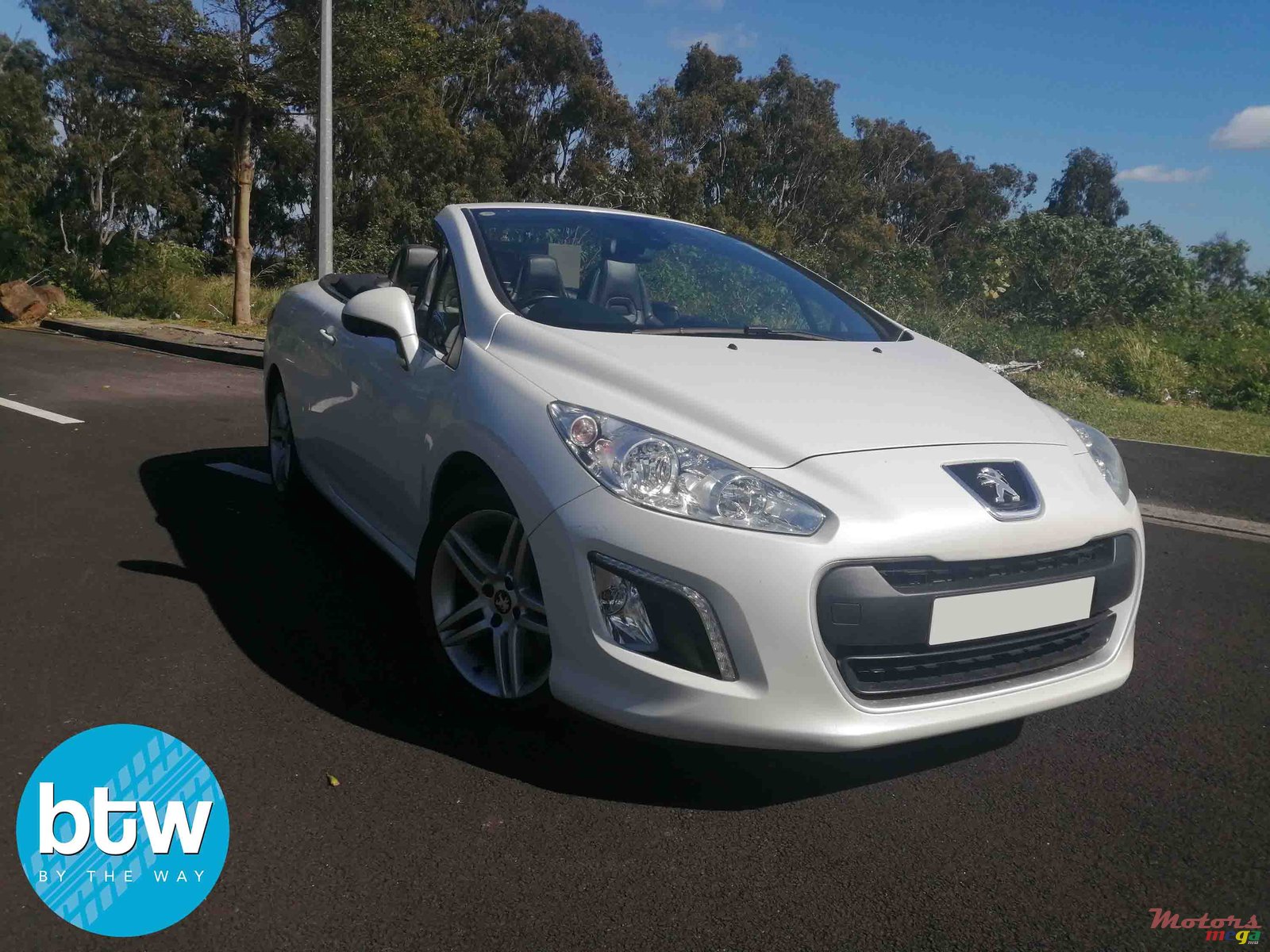 2012' Peugeot 308 cc photo #1