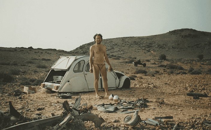 Insolite : immobilisé dans le Sahara il transforme sa Citroën 2CV en moto