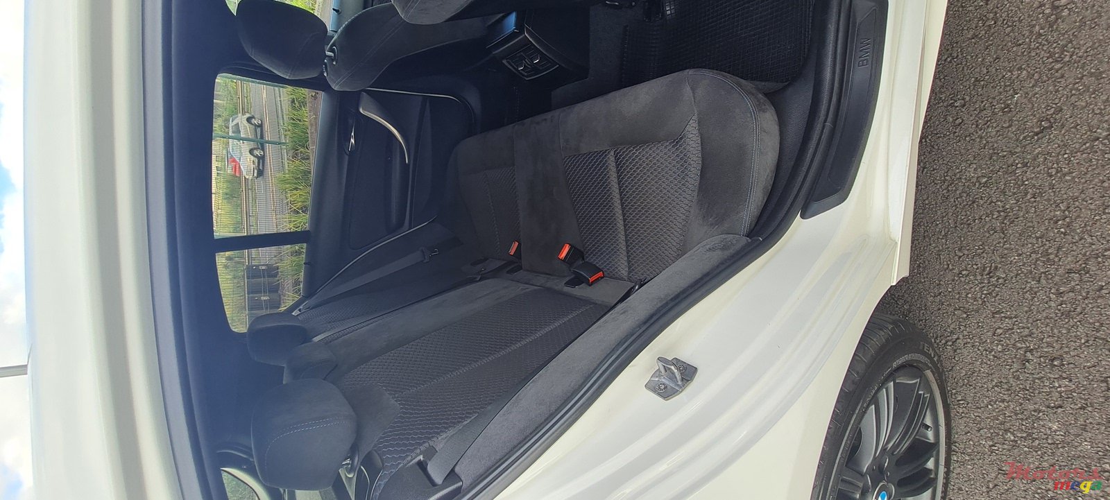 2013' BMW 1 Series 5 Door photo #7