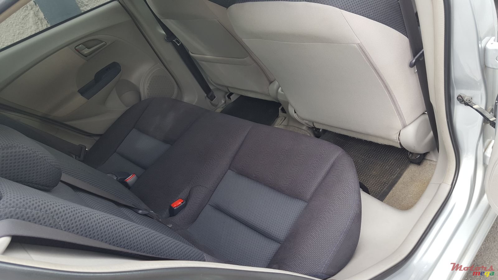 2010' Honda Insight photo #3