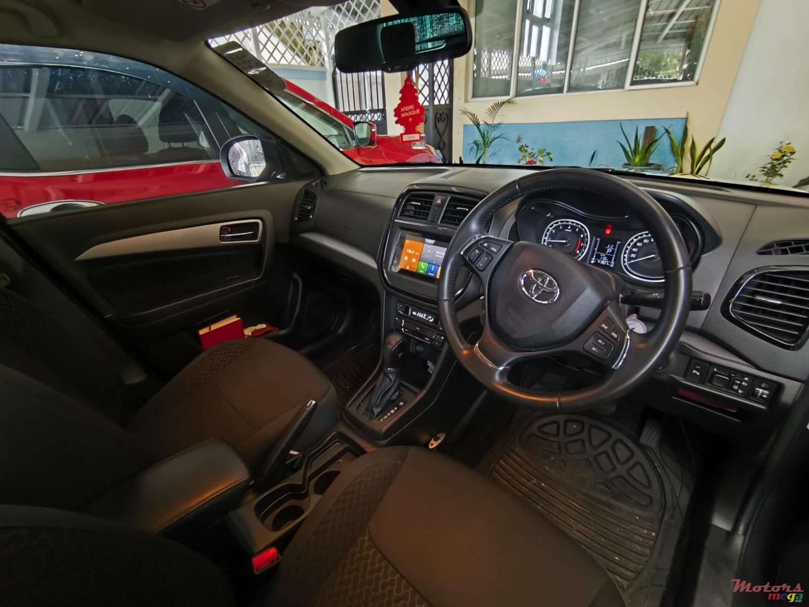 2023' Toyota Urban Cruiser photo #4