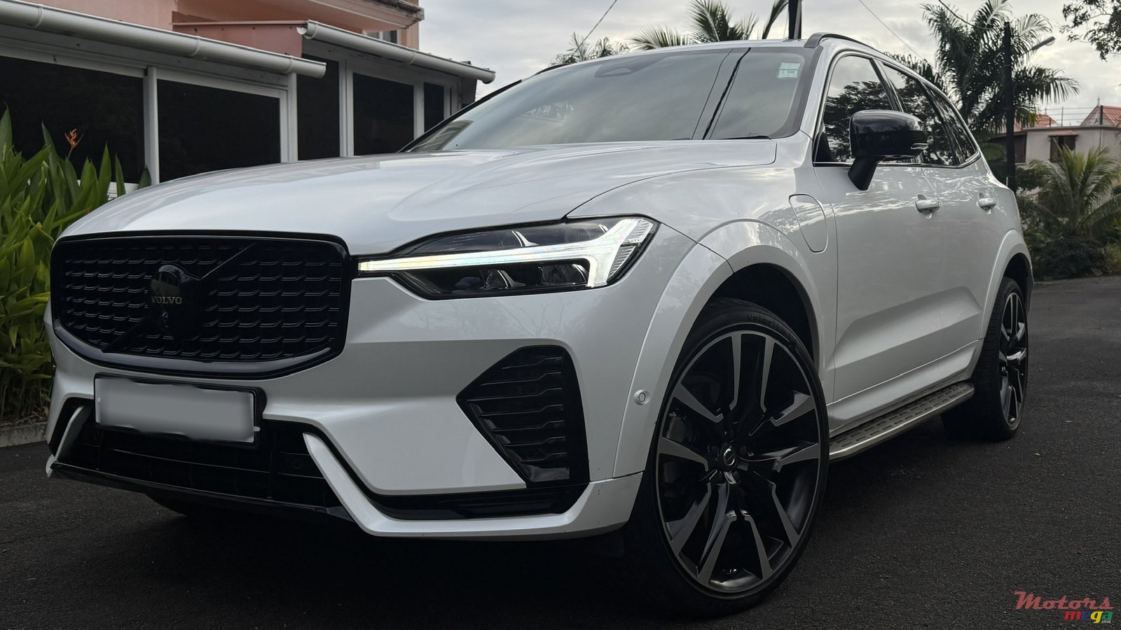 2023' Volvo XC60 Ultimate Dark T8 photo #1