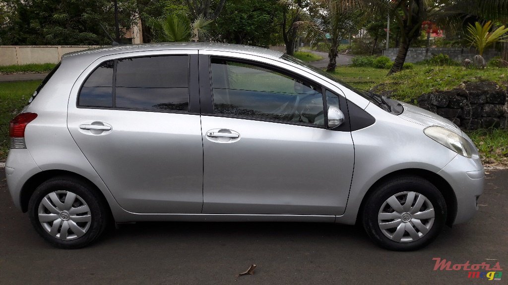 2009' Toyota Vitz photo #1