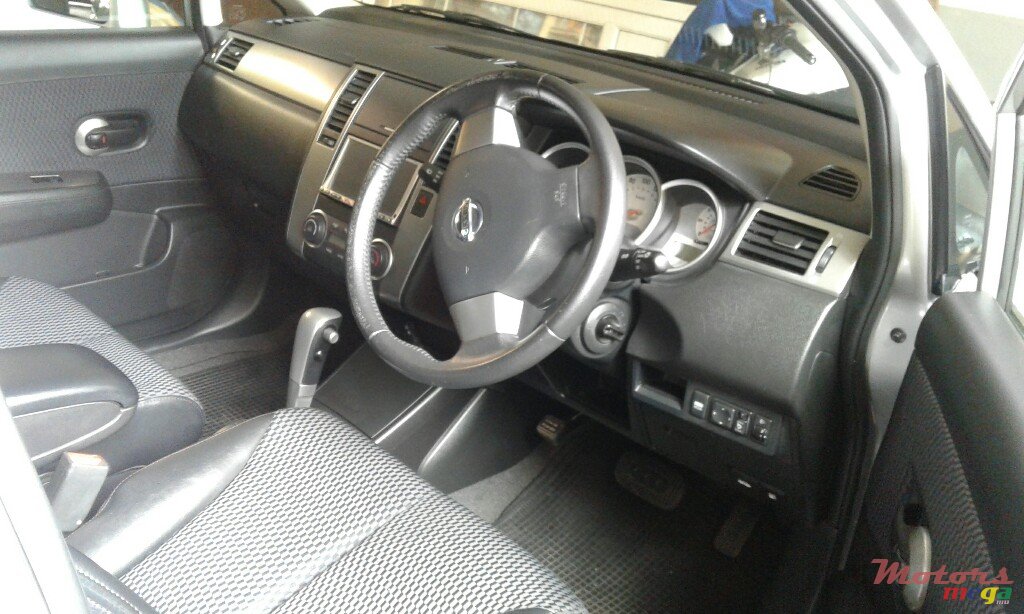 2011' Nissan Tiida Hatchback photo #3