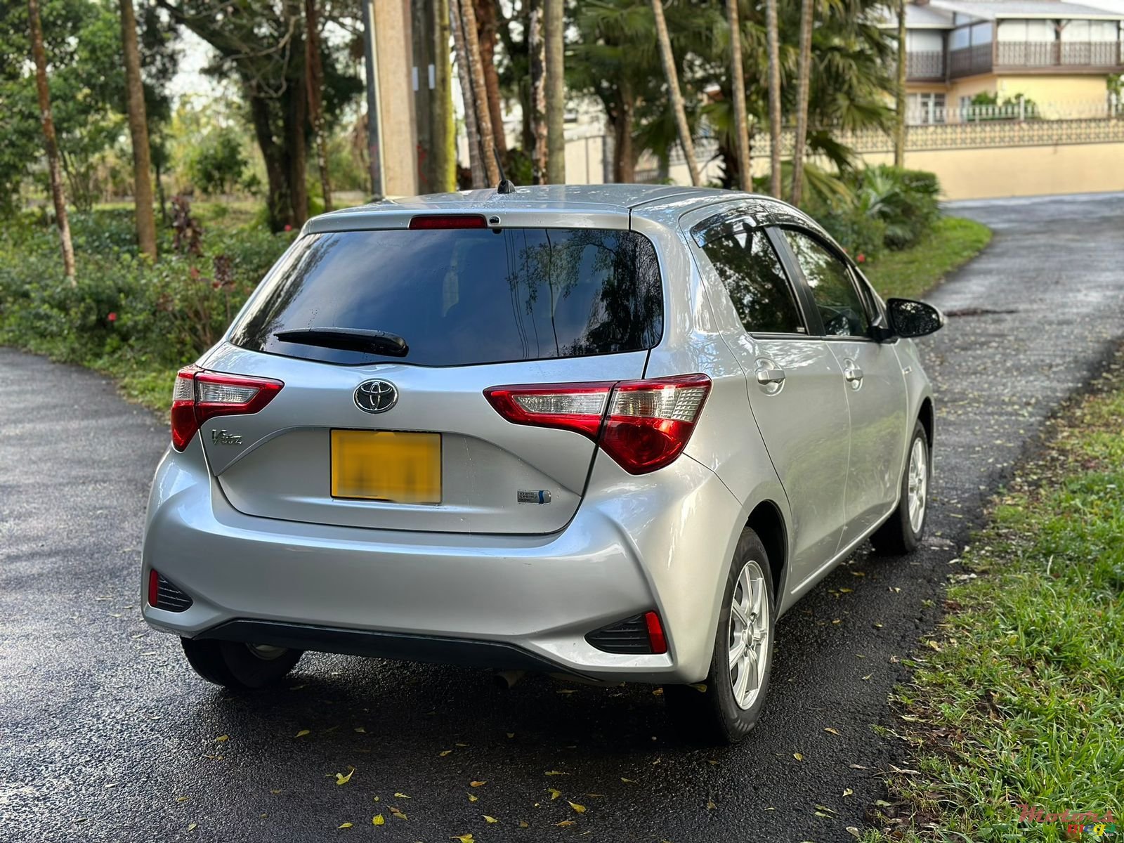 2017' Toyota Vitz Hybrid photo #4