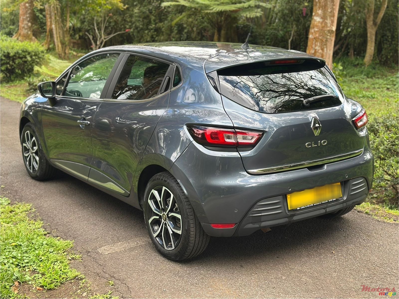 2020' Renault Clio intens photo #4