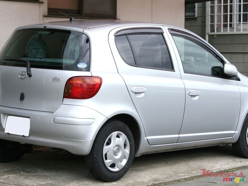 1999' Toyota Vitz photo #1