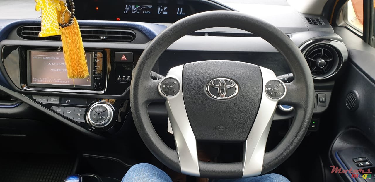 2015' Toyota Aqua photo #2