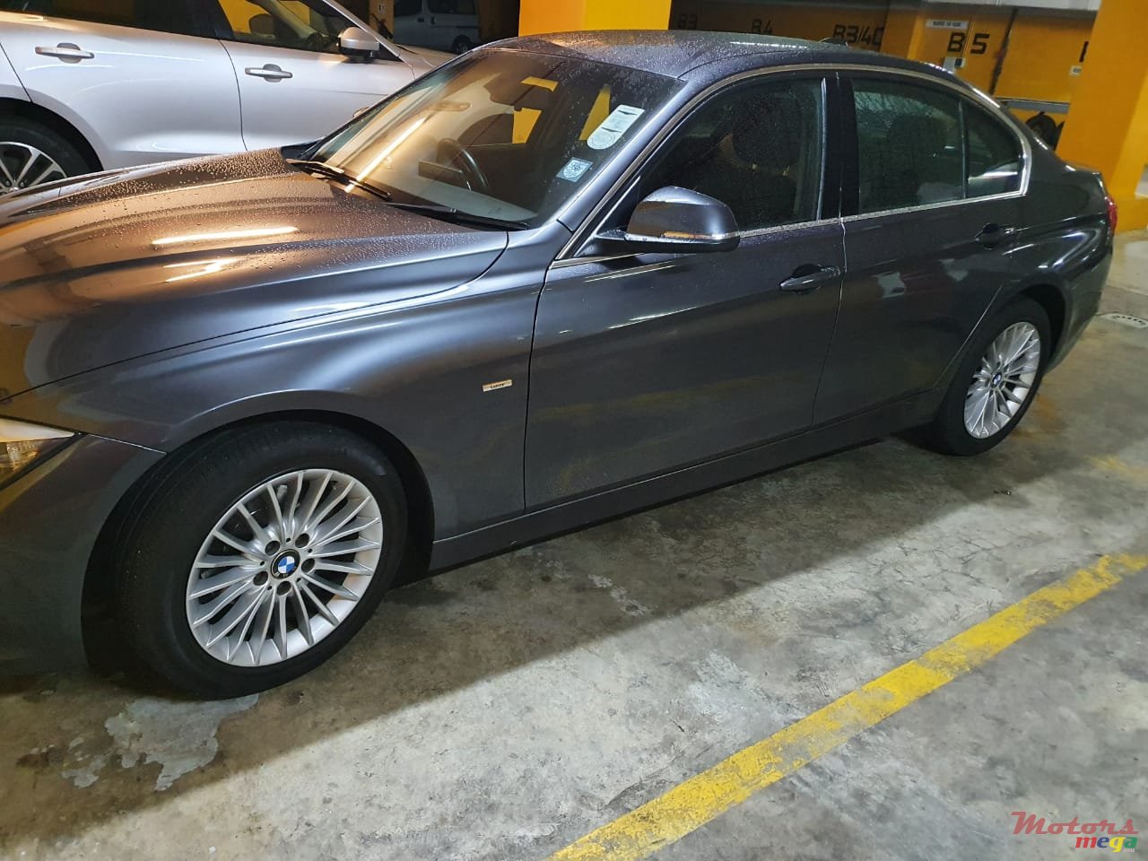 2013' BMW 320 photo #1