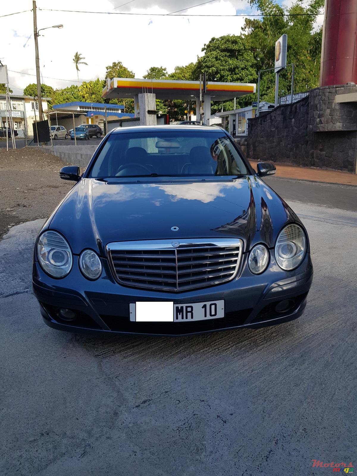 2010' Mercedes-Benz E-Class E200 photo #1