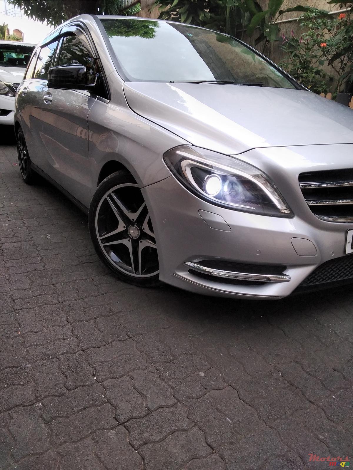2012' Mercedes-Benz B 180 sport blue efficiency turbo photo #2