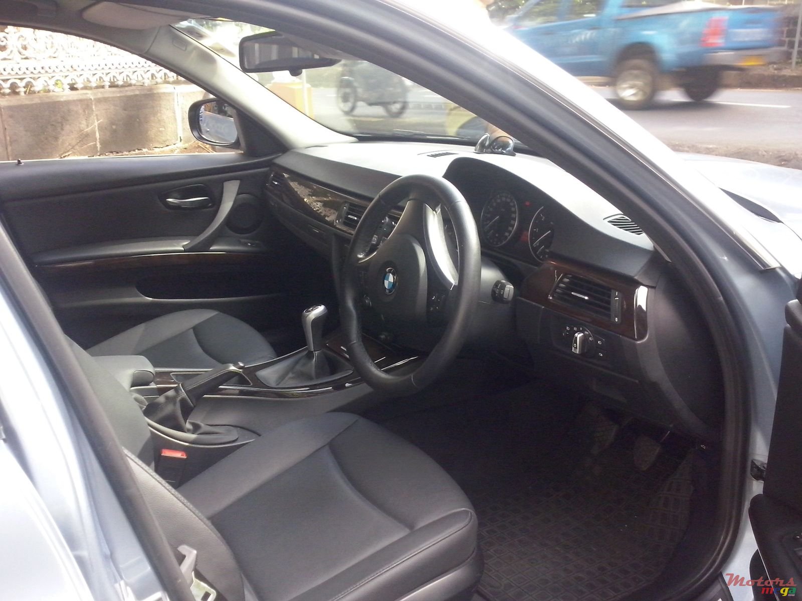 2010' BMW 3 Series photo #5