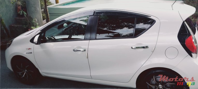 2017' Toyota Aqua photo #2