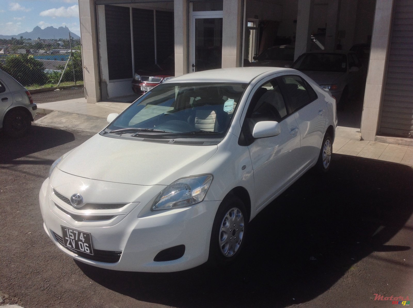 2006' Toyota Belta photo #1