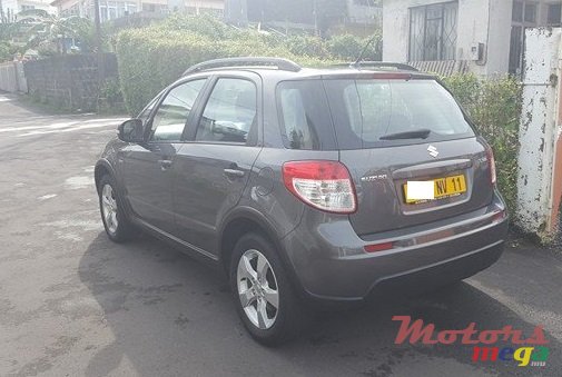 2011' Suzuki SX4 photo #2