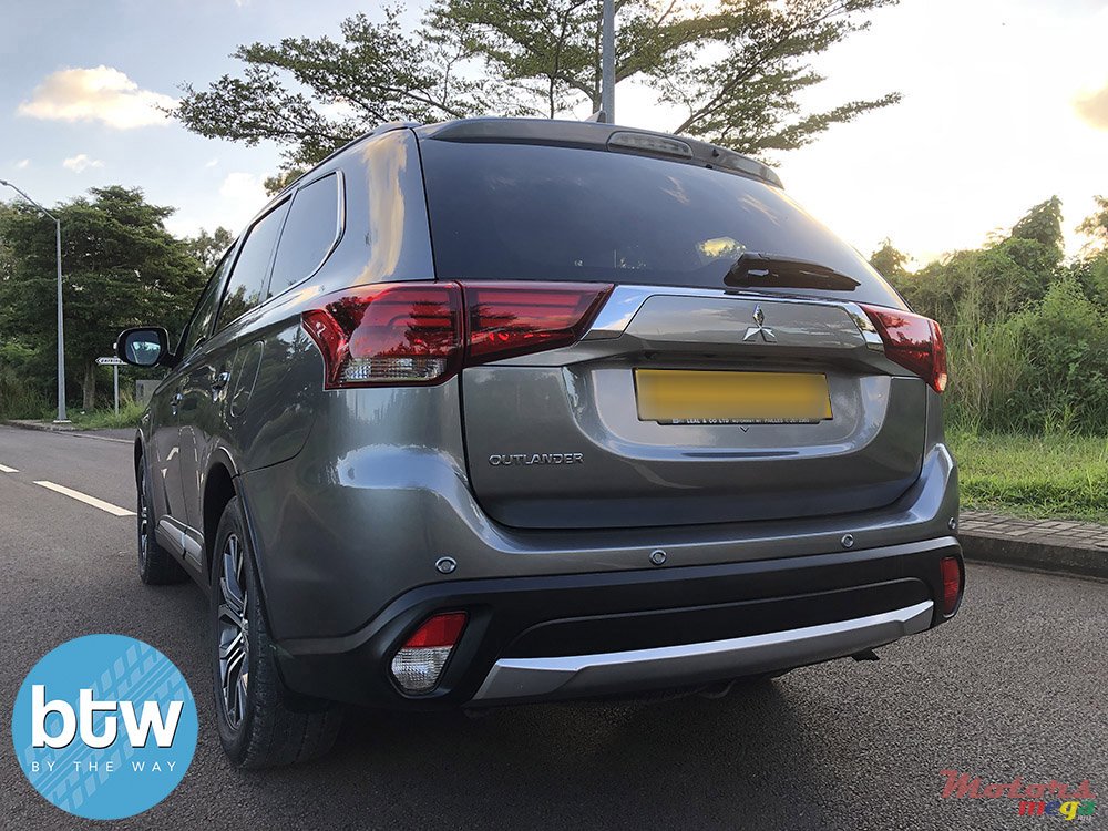 2017' Mitsubishi Outlander photo #3