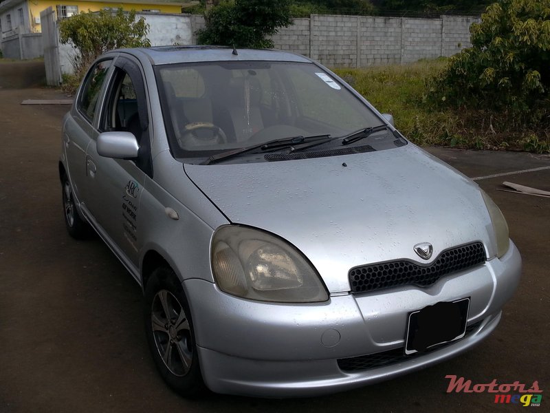 1999' Toyota Vitz photo #1