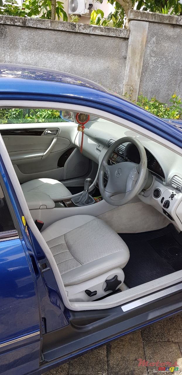 2004' Mercedes-Benz C-Class C200 photo #4