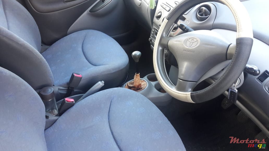 2001' Toyota Vitz photo #5