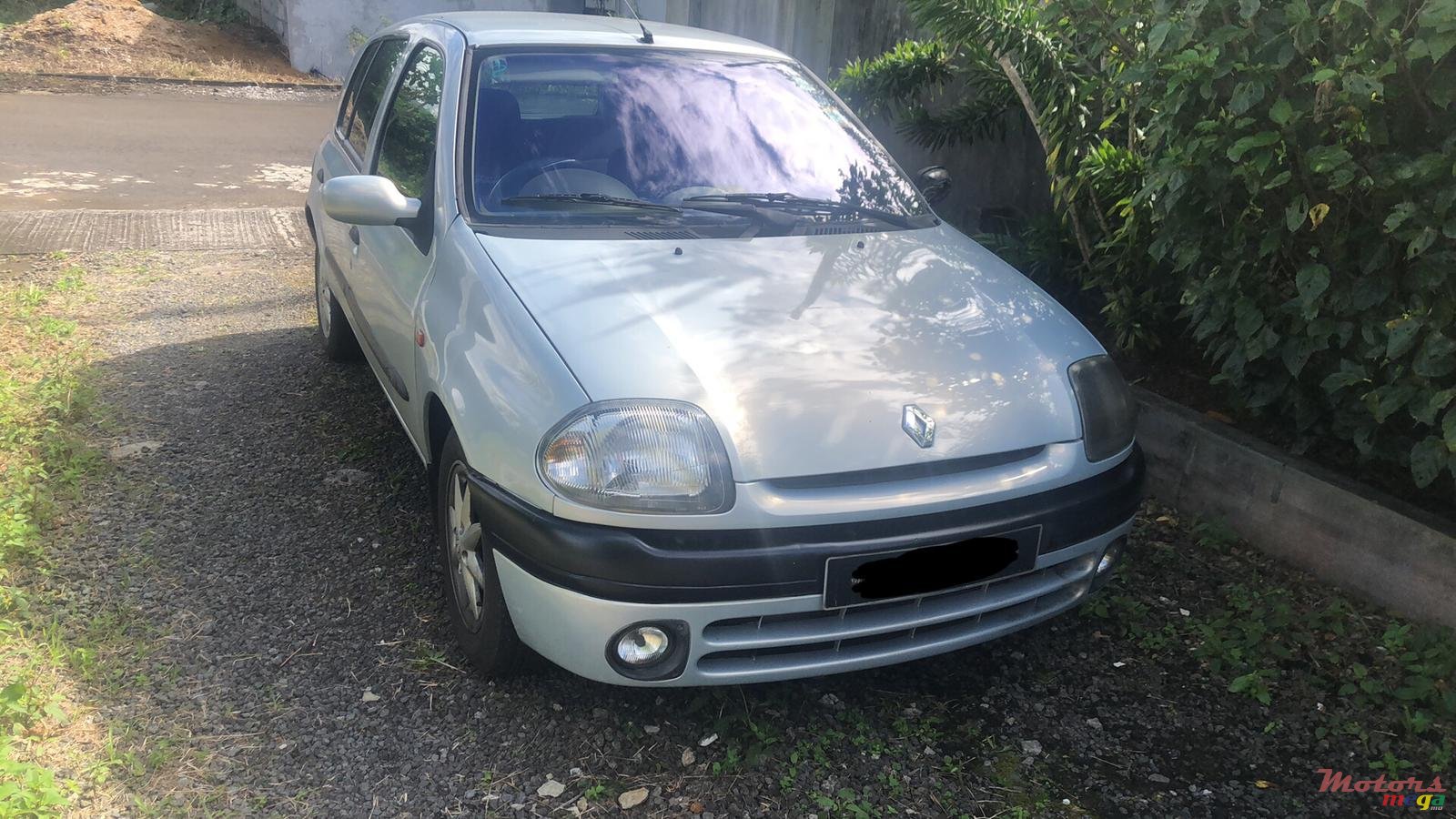 2002' Renault Clio photo #2