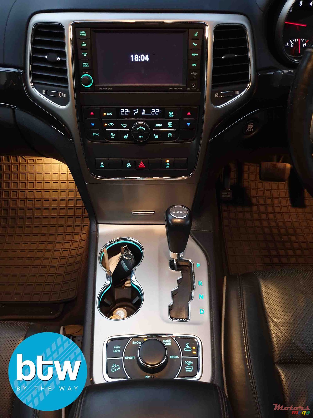 2012' Jeep Grand Cherokee Overland 4WD 294HP photo #5