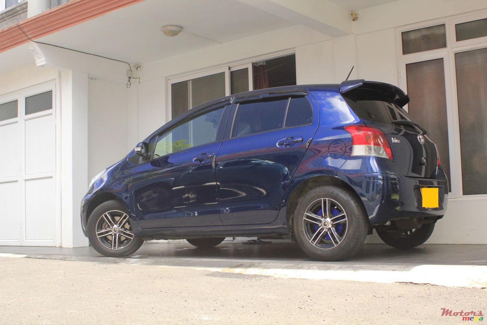 2009' Toyota Vitz photo #3