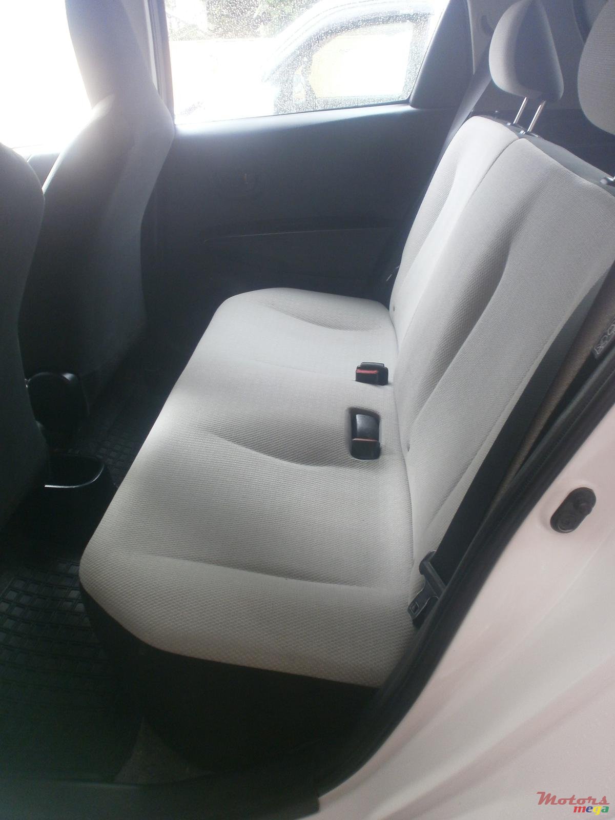 2012' Toyota Vitz photo #2