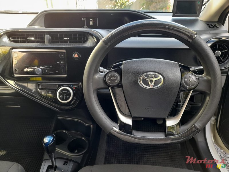 2019' Toyota Prius c photo #7