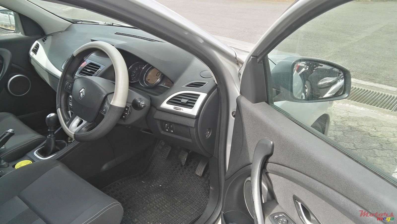 2010' Renault Megane photo #5