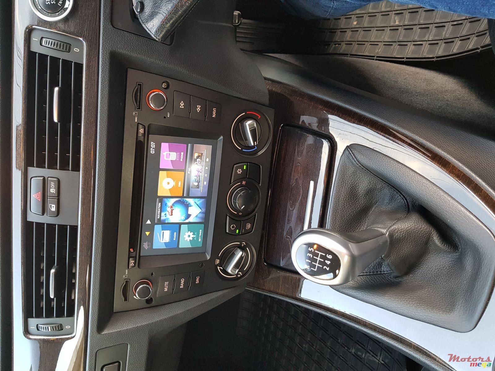 2011' BMW 320 photo #7