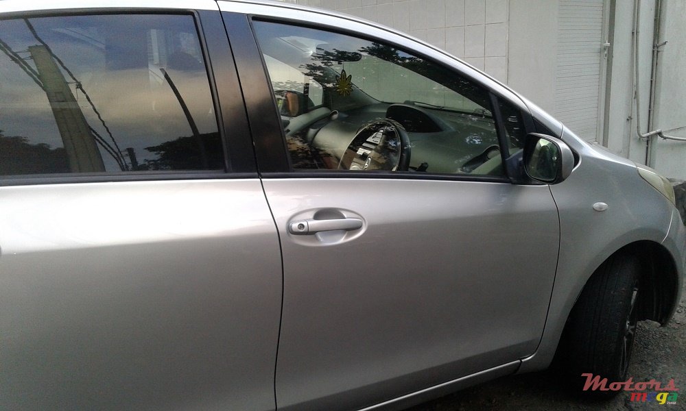 2005' Toyota Vitz photo #6