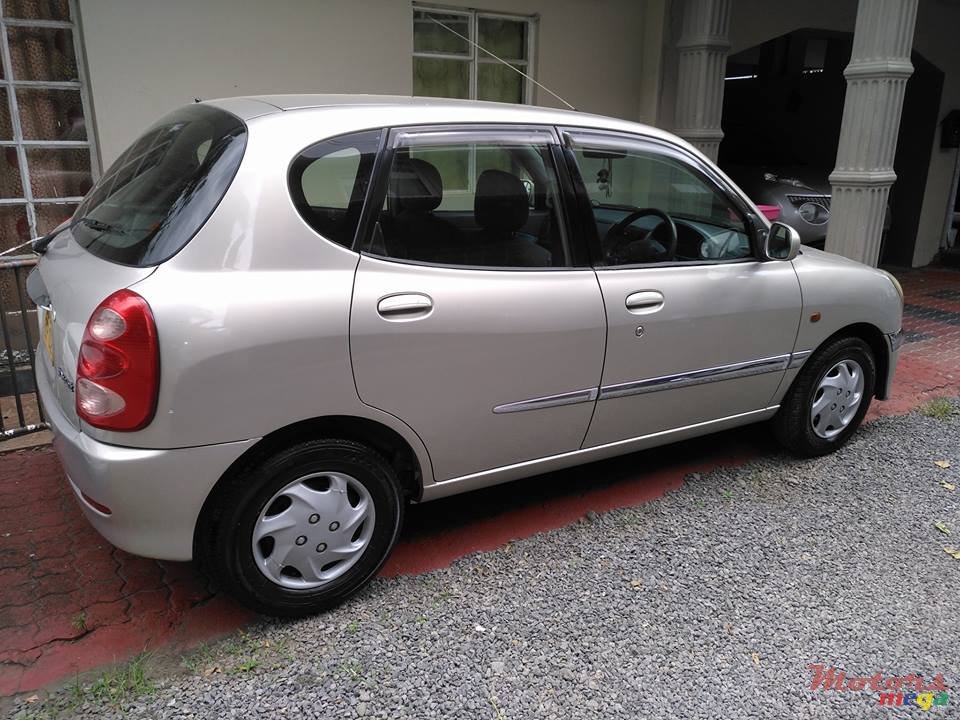 2002' Toyota Duet photo #3