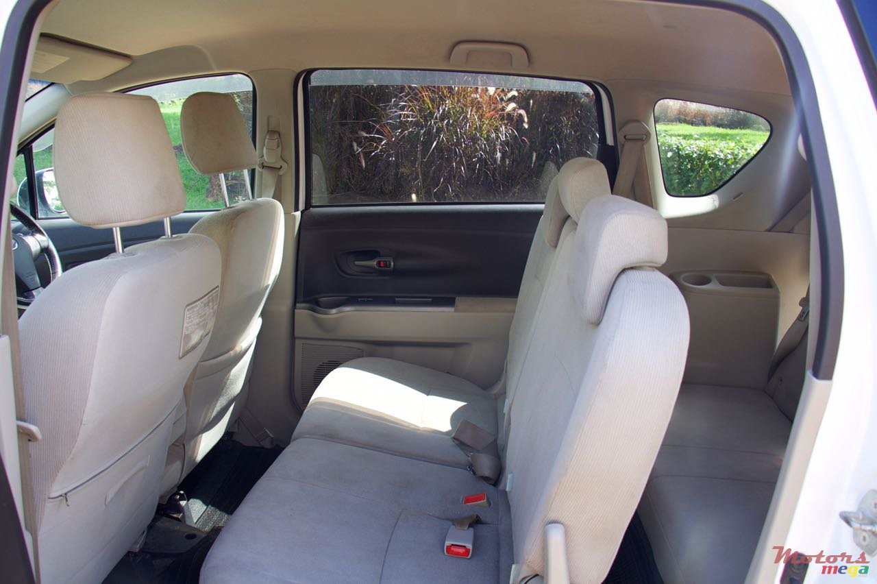 2010' Daihatsu Boon Luminas photo #5