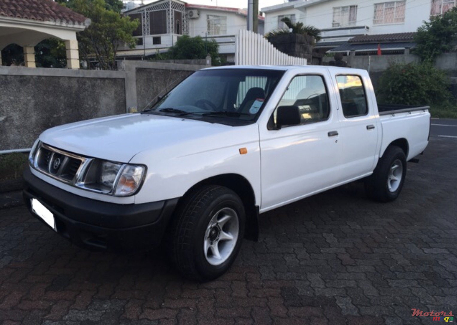 2000' Nissan photo #2