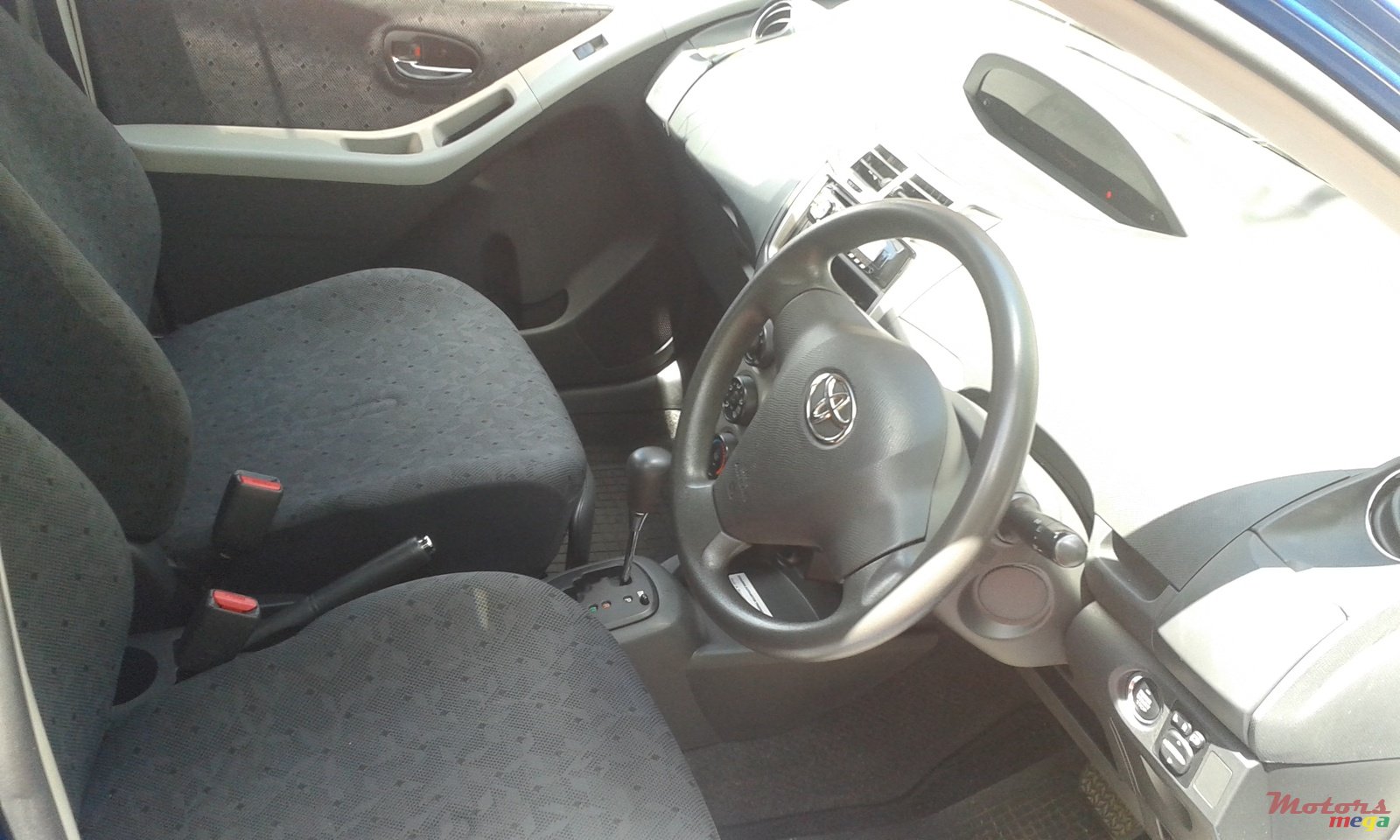 2008' Toyota Vitz photo #4