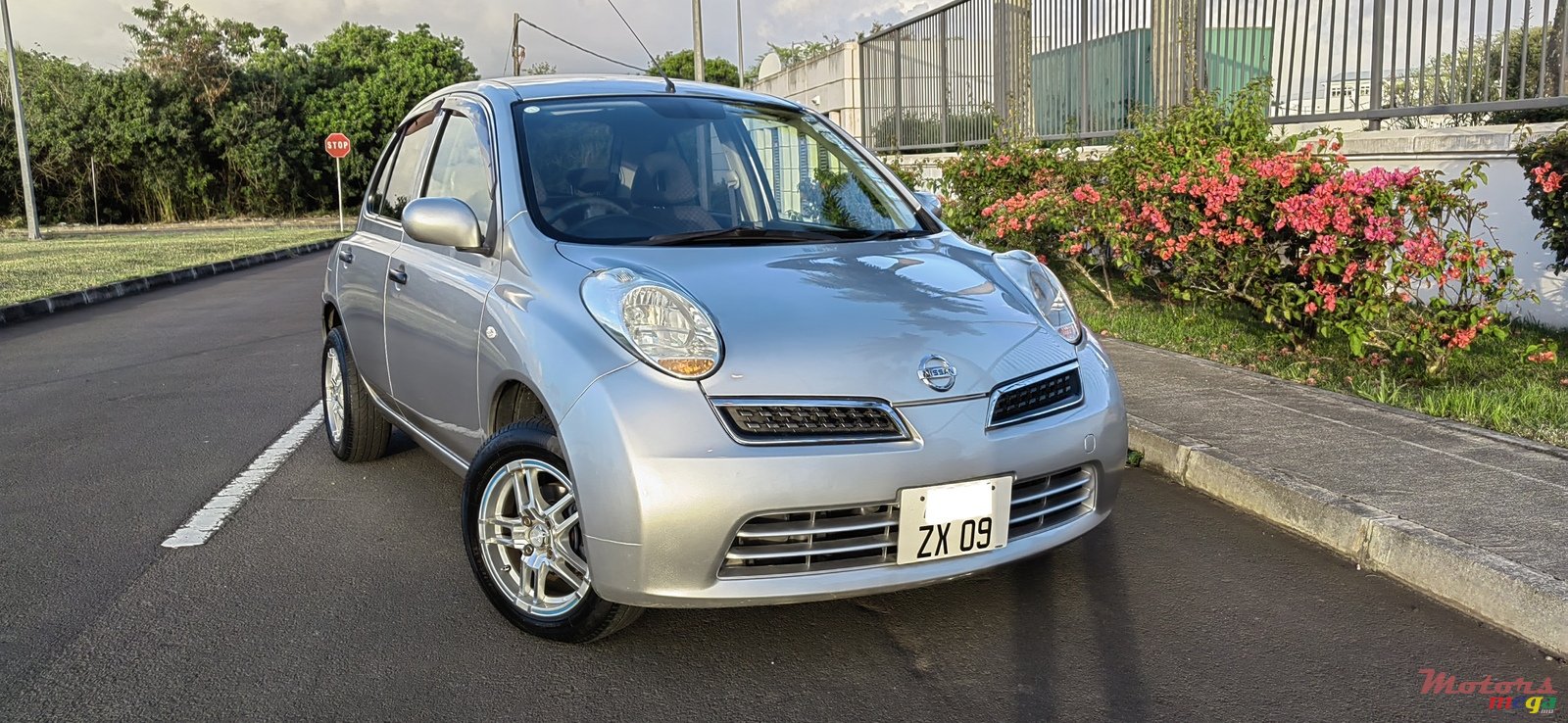 2009' Nissan photo #1