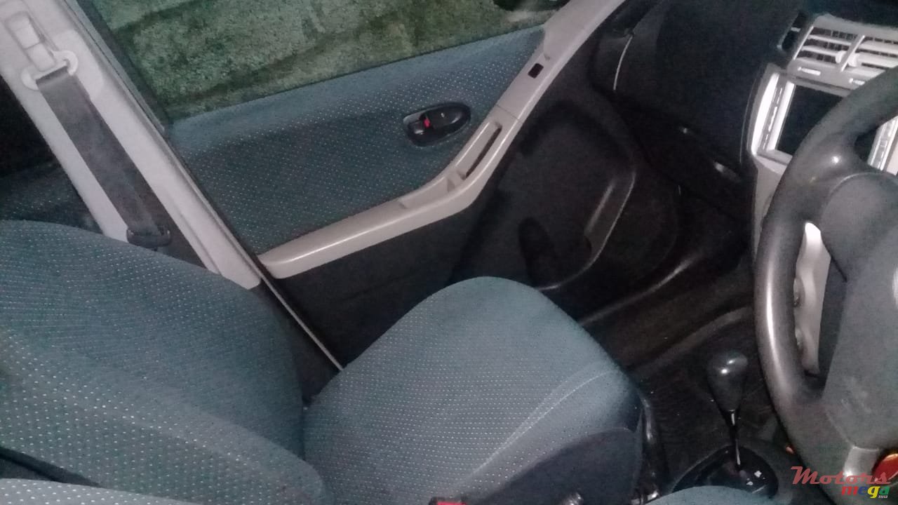 2005' Toyota Vitz photo #5