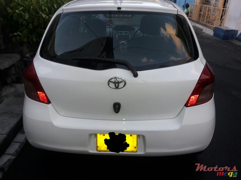 2005' Toyota Vitz photo #3