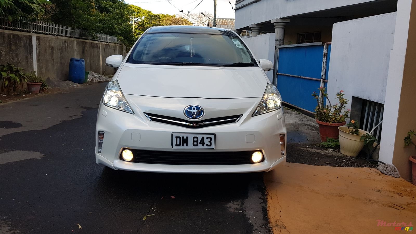 2013' Toyota Prius v photo #1