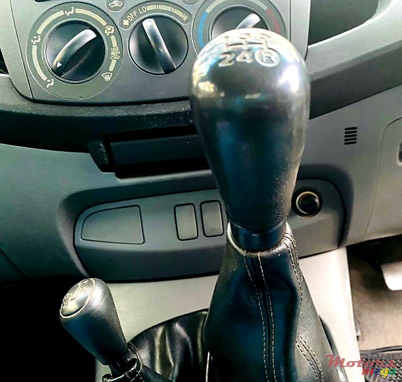 2006' Toyota Hilux any photo #5