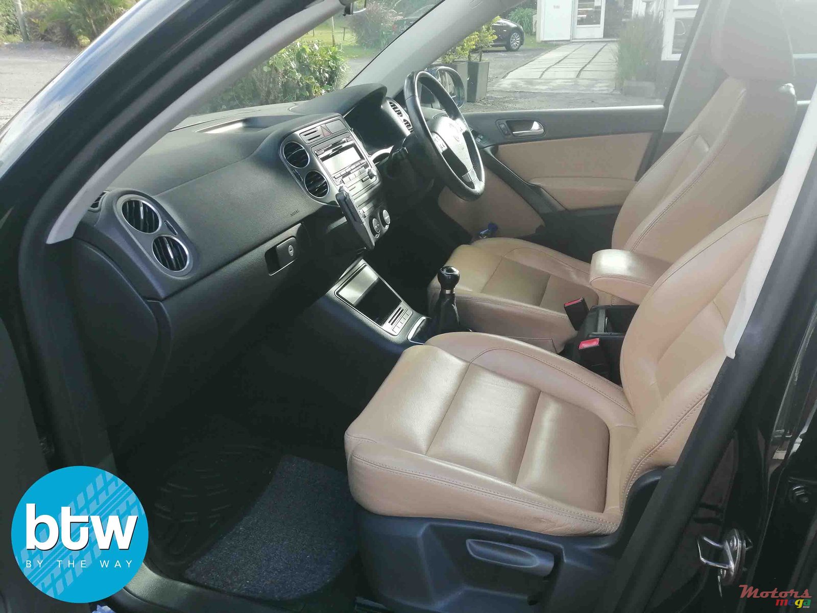 2010' Volkswagen Tiguan AWD photo #3