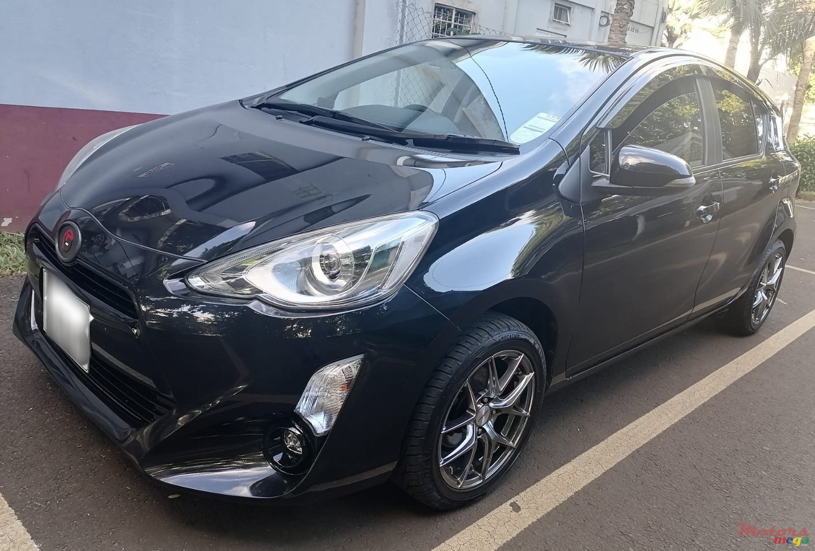 2016' Toyota Aqua Hybrid photo #2