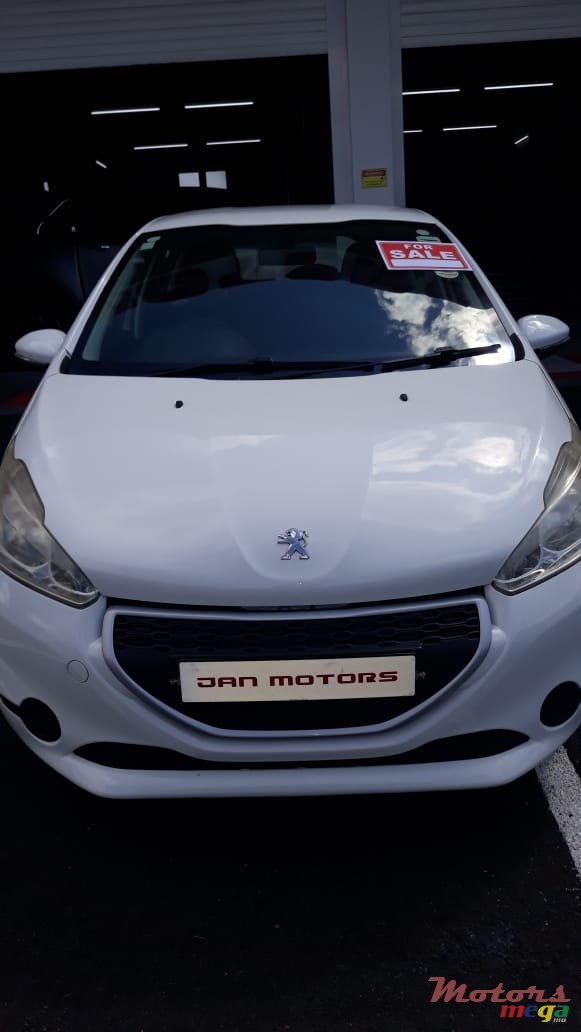 2013' Peugeot 208 photo #1