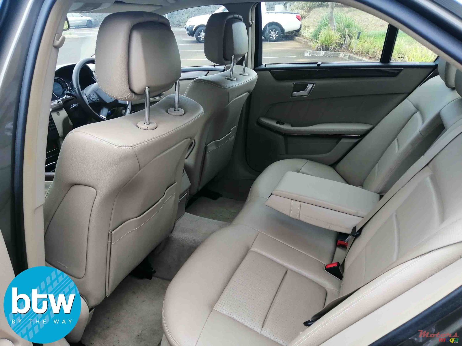 2013' Mercedes-Benz E-Class 200 photo #3