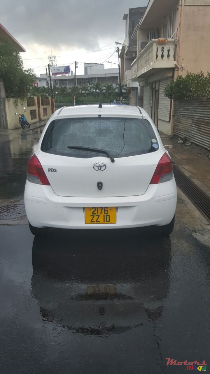 2010' Toyota Vitz photo #2