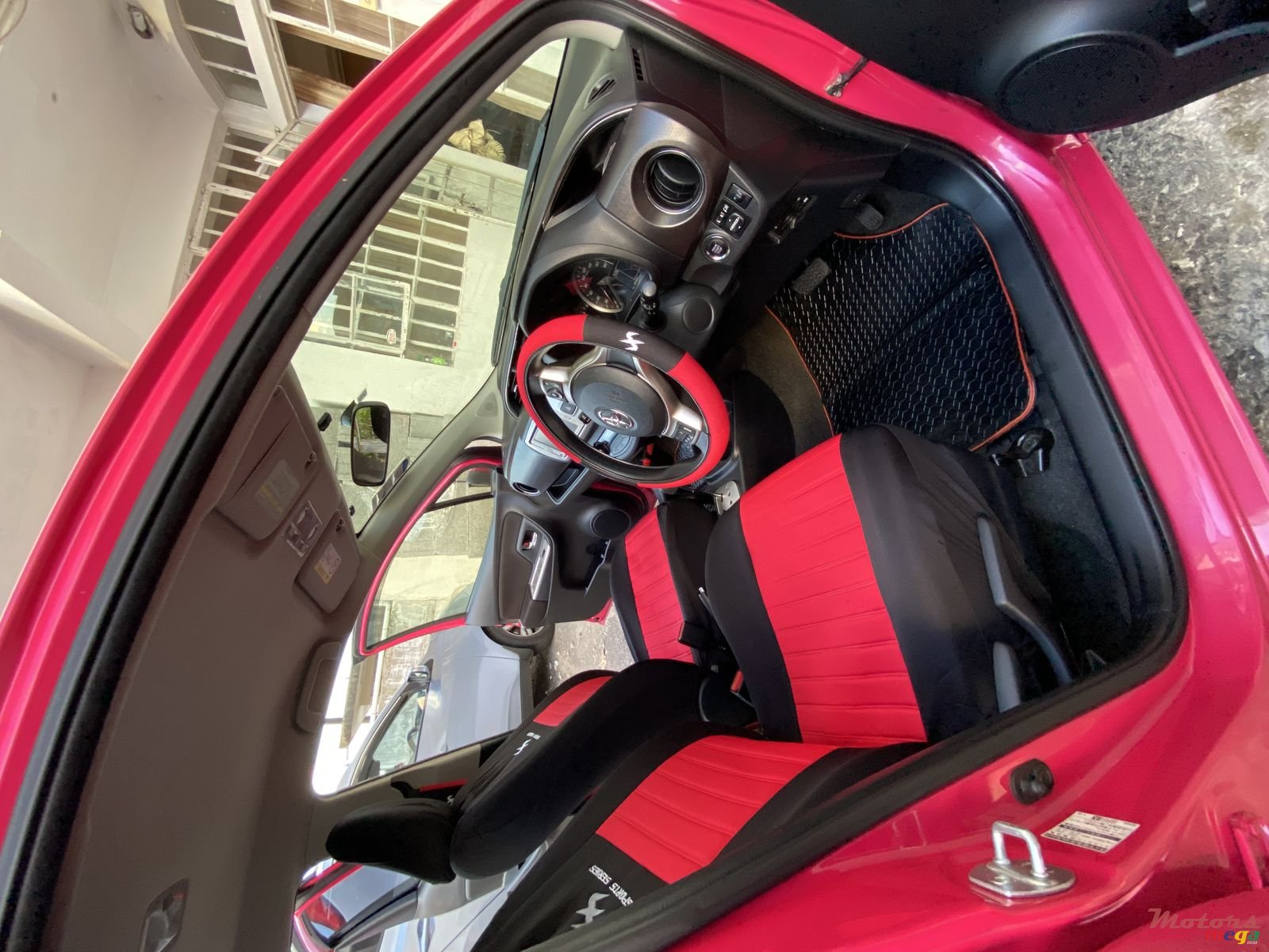 2014' Toyota Vitz 1300 cc photo #2