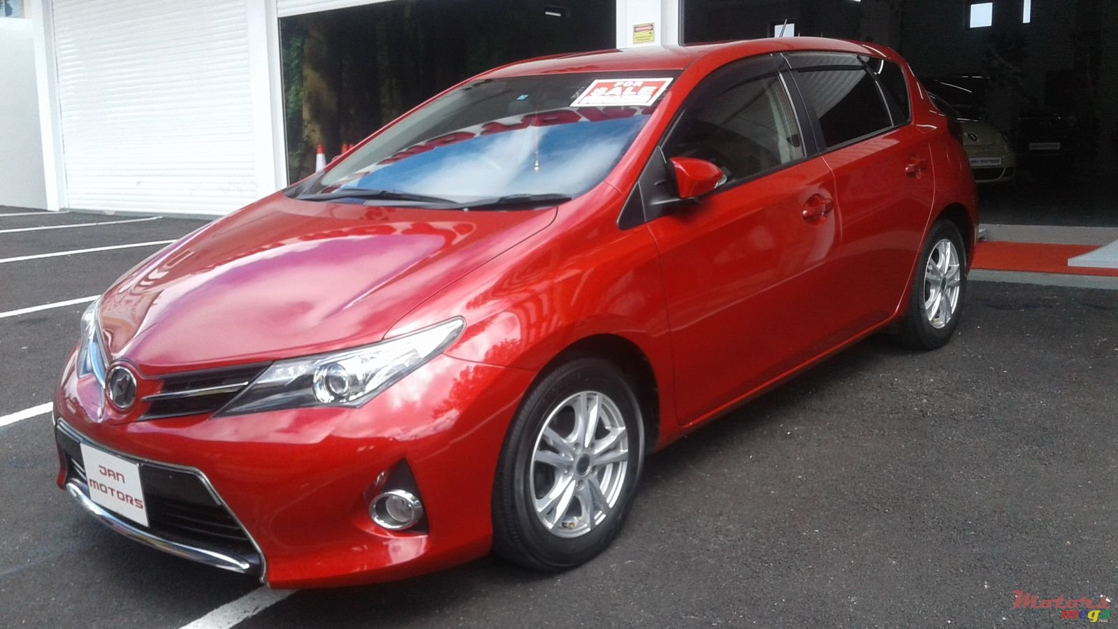 2013' Toyota Auris photo #3