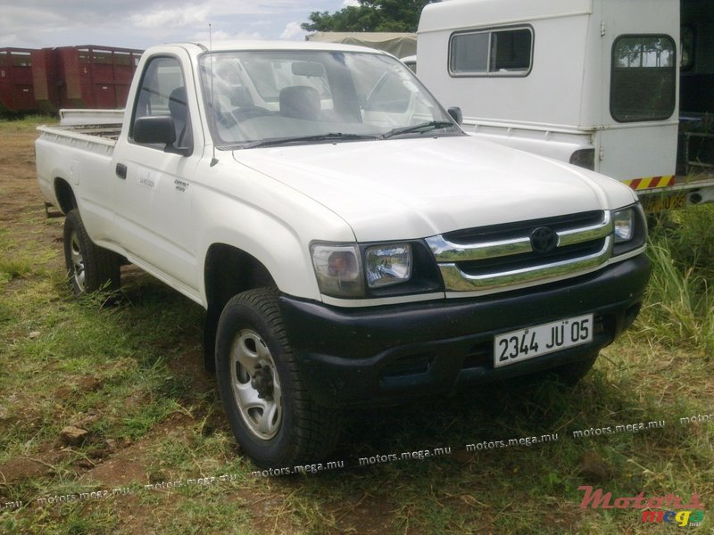 2005' Toyota Hilux photo #1