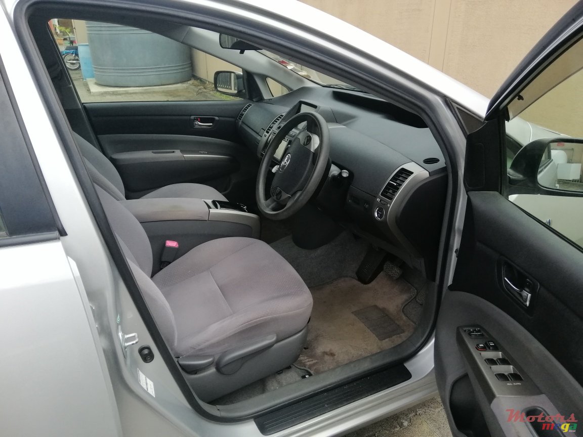 2012' Toyota Prius photo #4